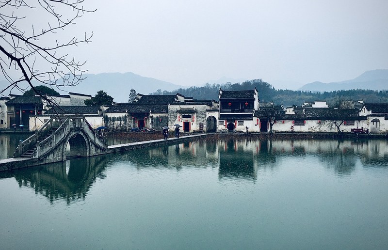 赶早看南湖月沼的晨雾倒影