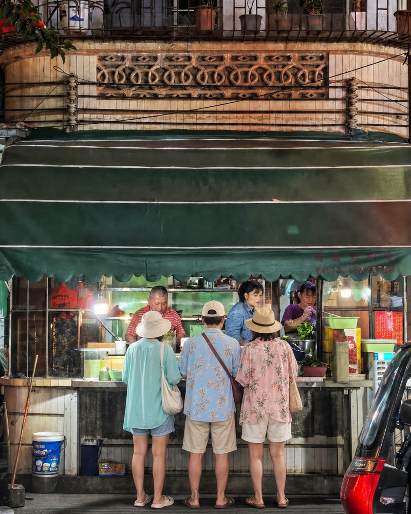 3个人在一家万宁老城区的店买东西