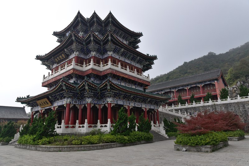 Tianmen Mountain temple I (30000795430).jpg