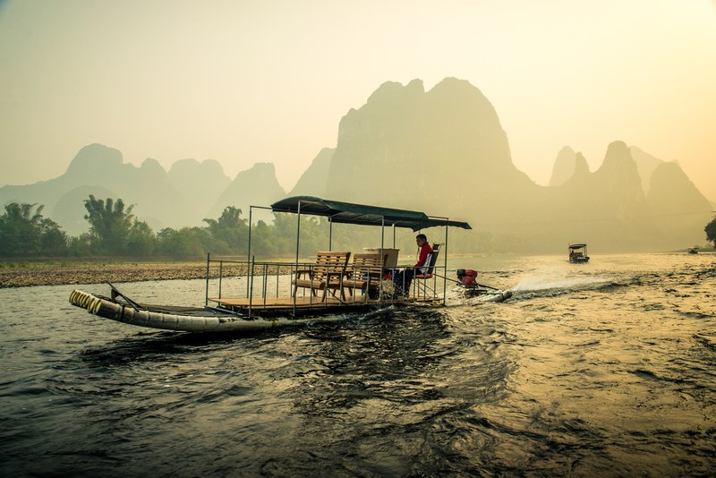 Barca de bambu sobre el río Li — in Guilin, Guangxi, China. (17406252541).jpg